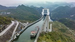 La solución que encontró China para que los barcos atraviesen montañas y que es única en el mundo