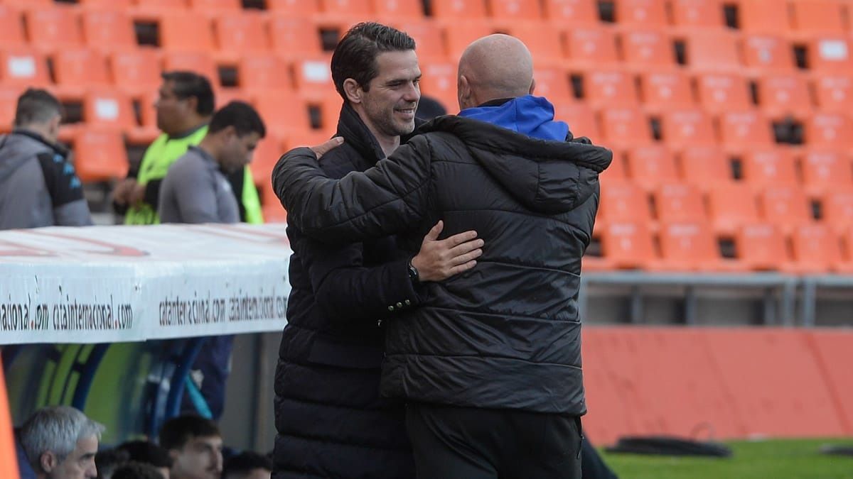 El Gato Oldrá se saluda en la previa con Fernando Gago. El Gato Oldrá se saluda en la previa con Fernando Gago.