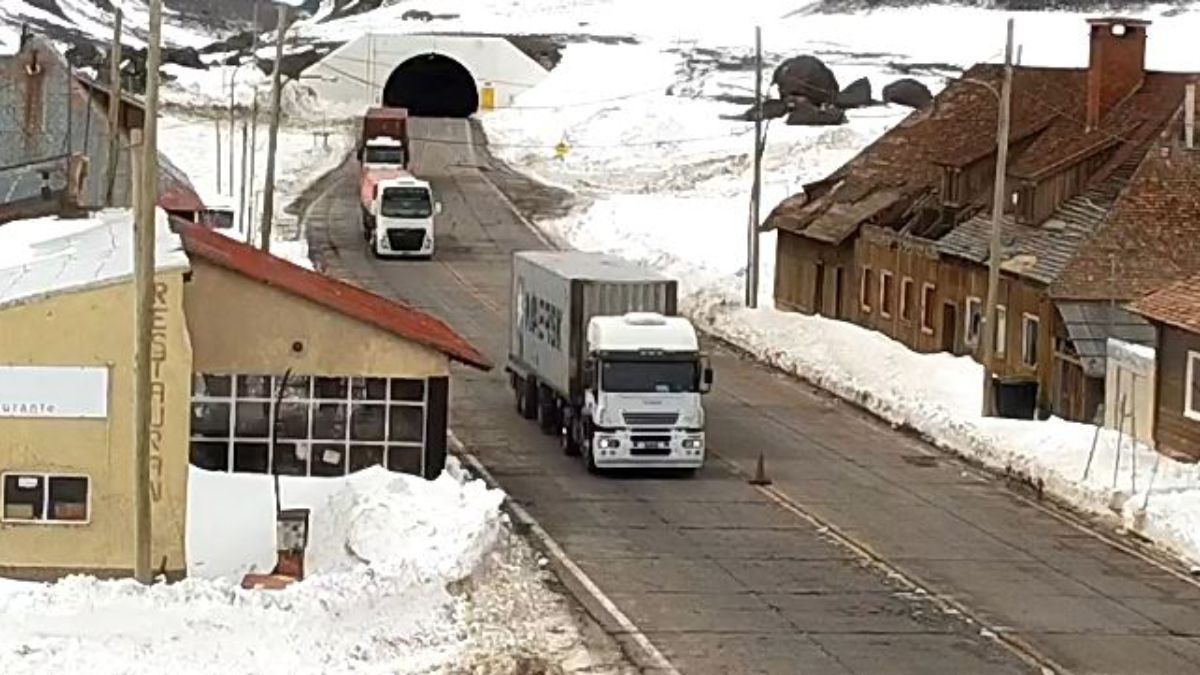 En las primeras 12 horas de la reapertura del Paso Cristo Redentor cruzaron a Chile 1.500 camiones