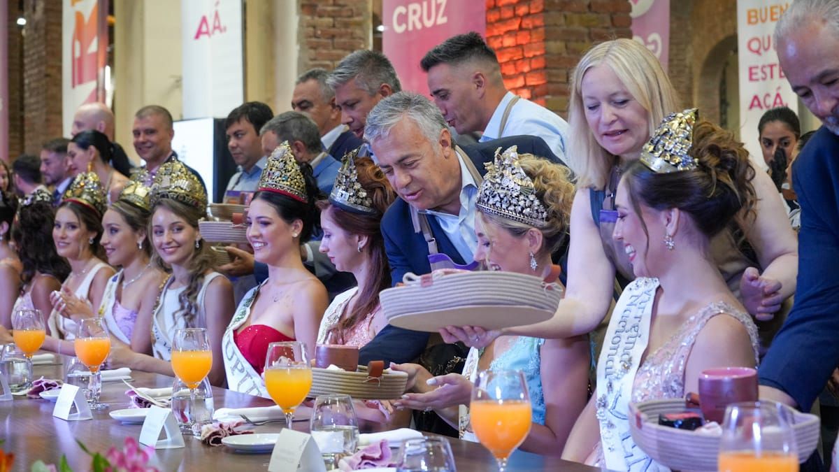 Alfredo Cornejo, la vice Hebe Casado y los intendentes comparten el Desayuno Real en el Espacio Arizu. Fotos: Martín Pravata