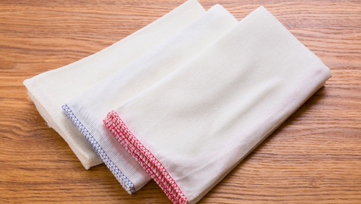 Puedes mezclar vinagre blanco con bicarbonato de sodio para mejorar la limpieza. Puedes mezclar vinagre blanco con bicarbonato de sodio para mejorar la limpieza. 