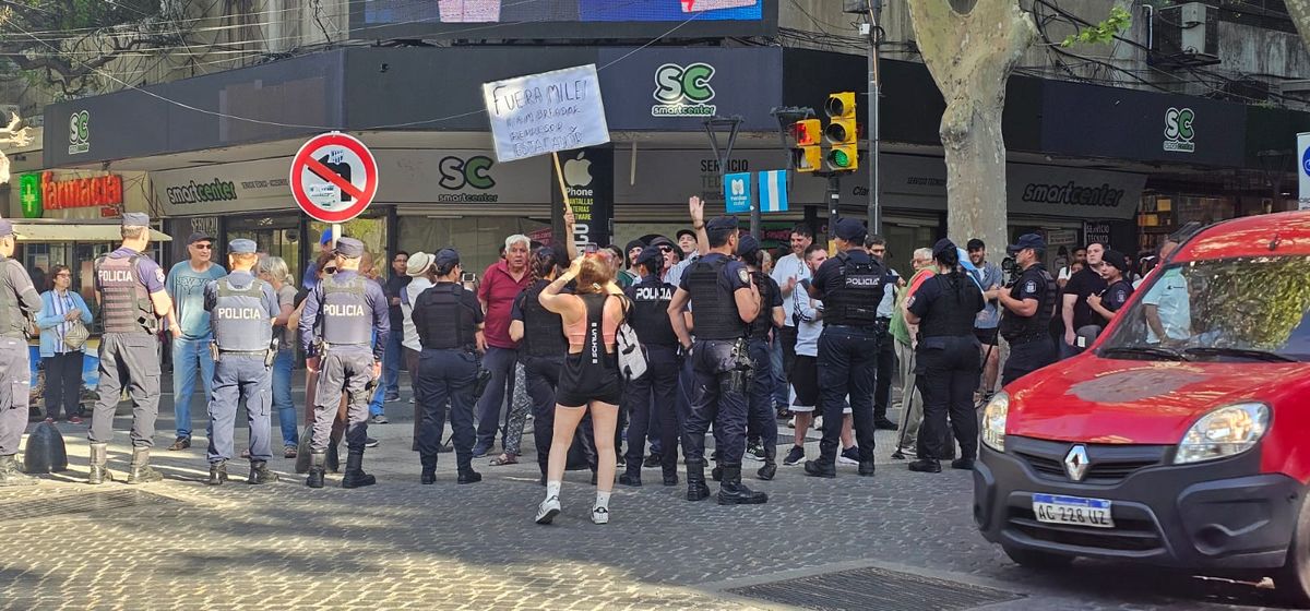 Una mujer se atrevió a manifestarse con un cartel que decía Una mujer se atrevió a manifestarse con un cartel que decía