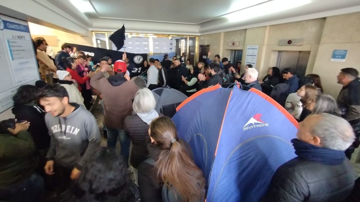 Los Judiciales siguieron el desarrollo de la reunión desde los pasillos y pisos de los Tribunales.