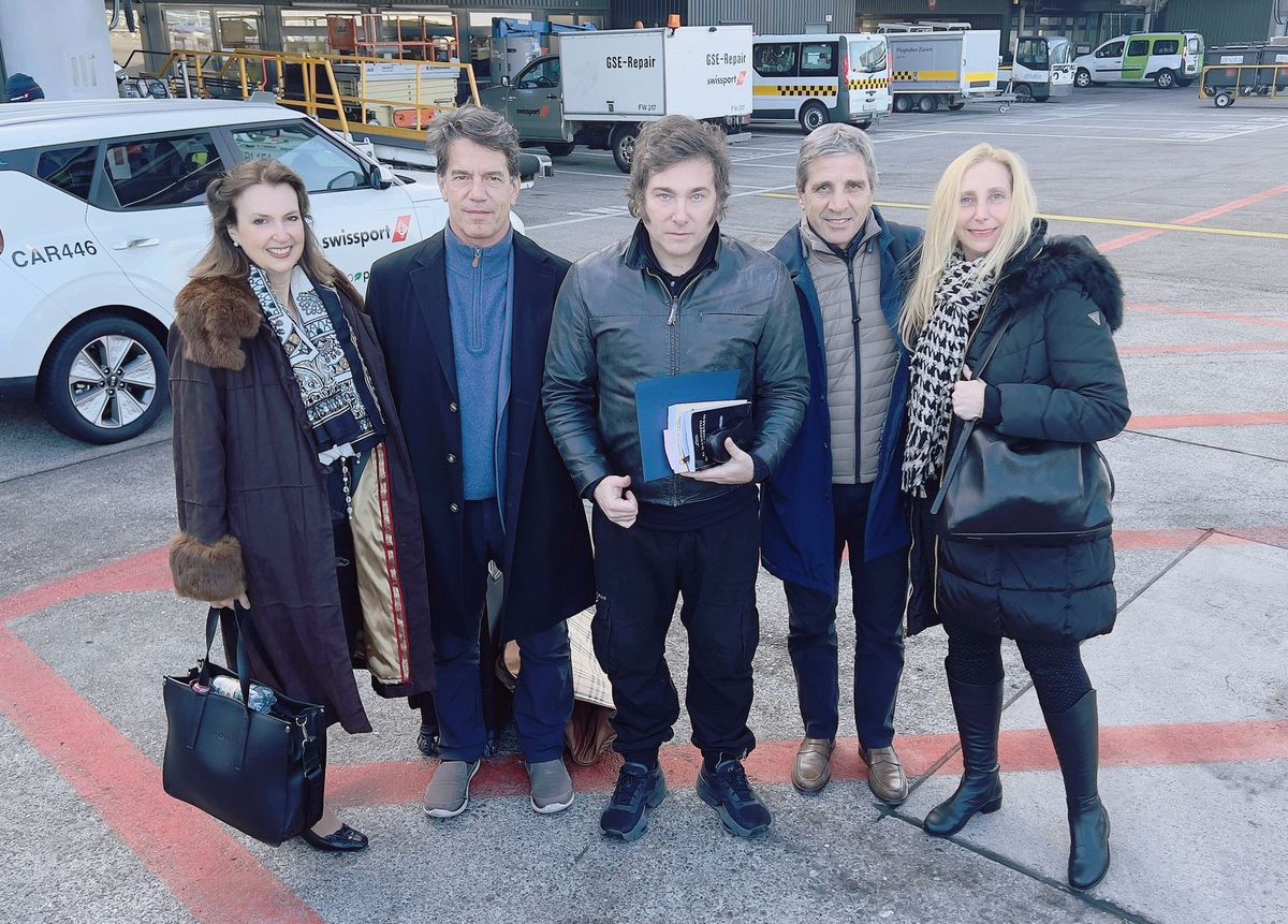 La comitiva presidencial al llegar a Suiza: Javier Milei, Mondino, Gustavo Posse, Luis Caputo y Karina Milei.