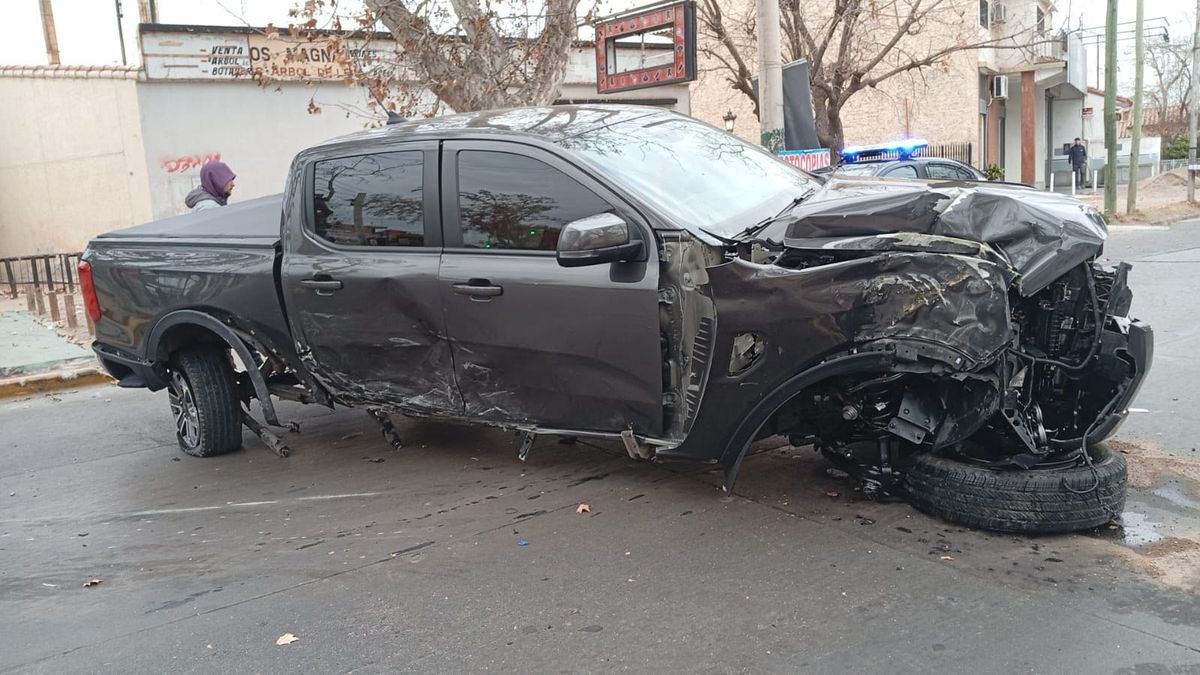 Así quedó la camioneta que fue chocada por un conductor alcoholizado que tenía 2