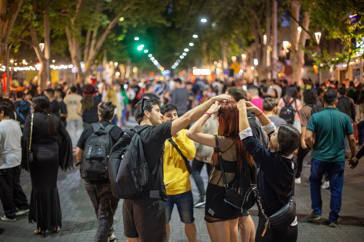 La Municipalidad estimó que unas 10.000 personas formaron parte de esta primera edición de Halloween en la Arístides. La Municipalidad estimó que unas 10.000 personas formaron parte de esta primera edición de Halloween en la Arístides.