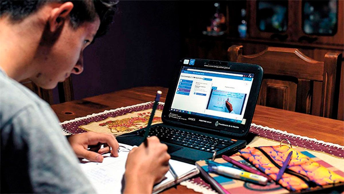 Un tercio de los niños y adolescentes usa las notebook familiar para  las clases virtuales.