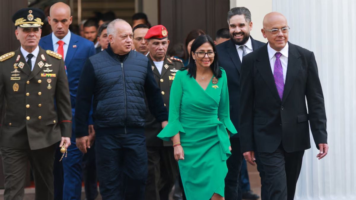Delcy Rodríguez, vice de Nicolás Maduro, asumió la presidencia de Venezuela el lunes a la tarde. Aquí, con la cúpula del régimen chavista. Delcy Rodríguez, vice de Nicolás Maduro, asumió la presidencia de Venezuela el lunes a la tarde. Aquí, con la cúpula del régimen chavista.