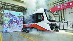 Un tren eléctrico a batería de litio, diseñado especialmente para Argentina, sale de la línea de producción el 6 de junio en Tangshan, provincia de Hebei. MOU YU / XINHUA