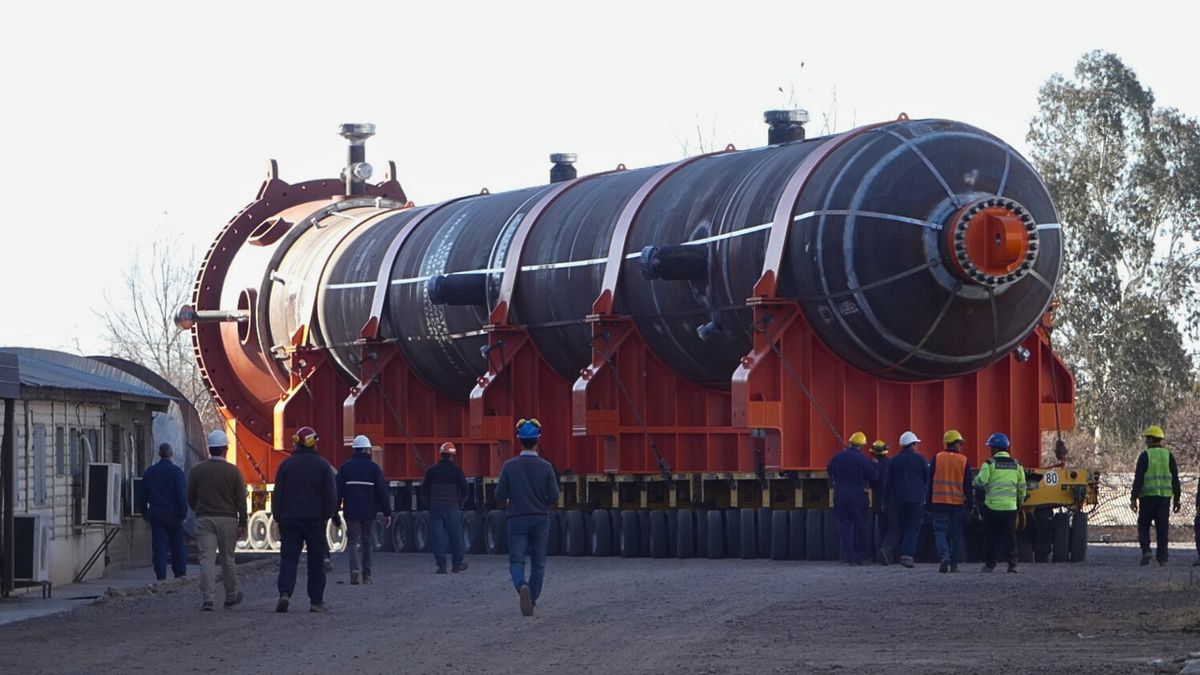 En la madrugada del viernes 15 de agosto comenzó, pasadas las 5, el megaoperativo de tránsito para trasladar el reactor de hidrodesulfuración de combustibles diesel para YPF. En la madrugada del viernes 15 de agosto comenzó, pasadas las 5, el megaoperativo de tránsito para trasladar el reactor de hidrodesulfuración de combustibles diesel para YPF.