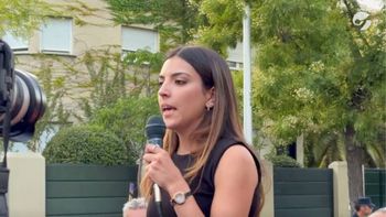 Una activista española realizó un saludo nazi frente a la embajada de Marruecos