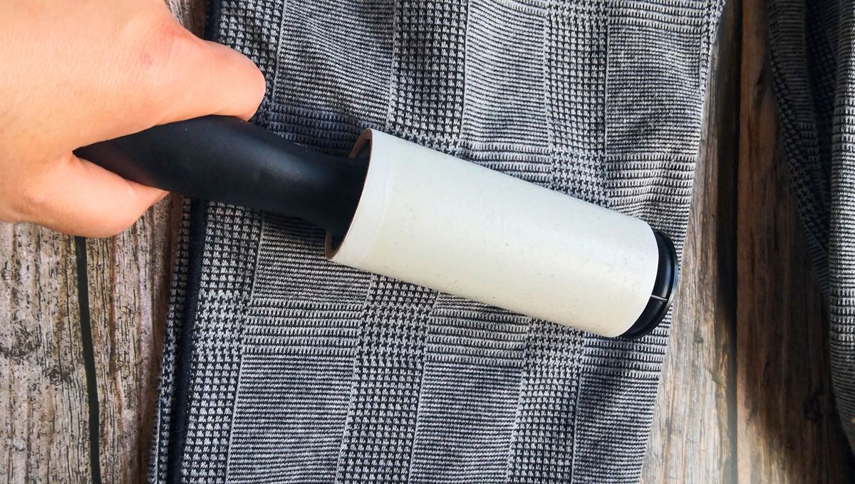 Truco casero: te explico cómo fabricar un rodillo quita pelusa en casa con pocos materiales