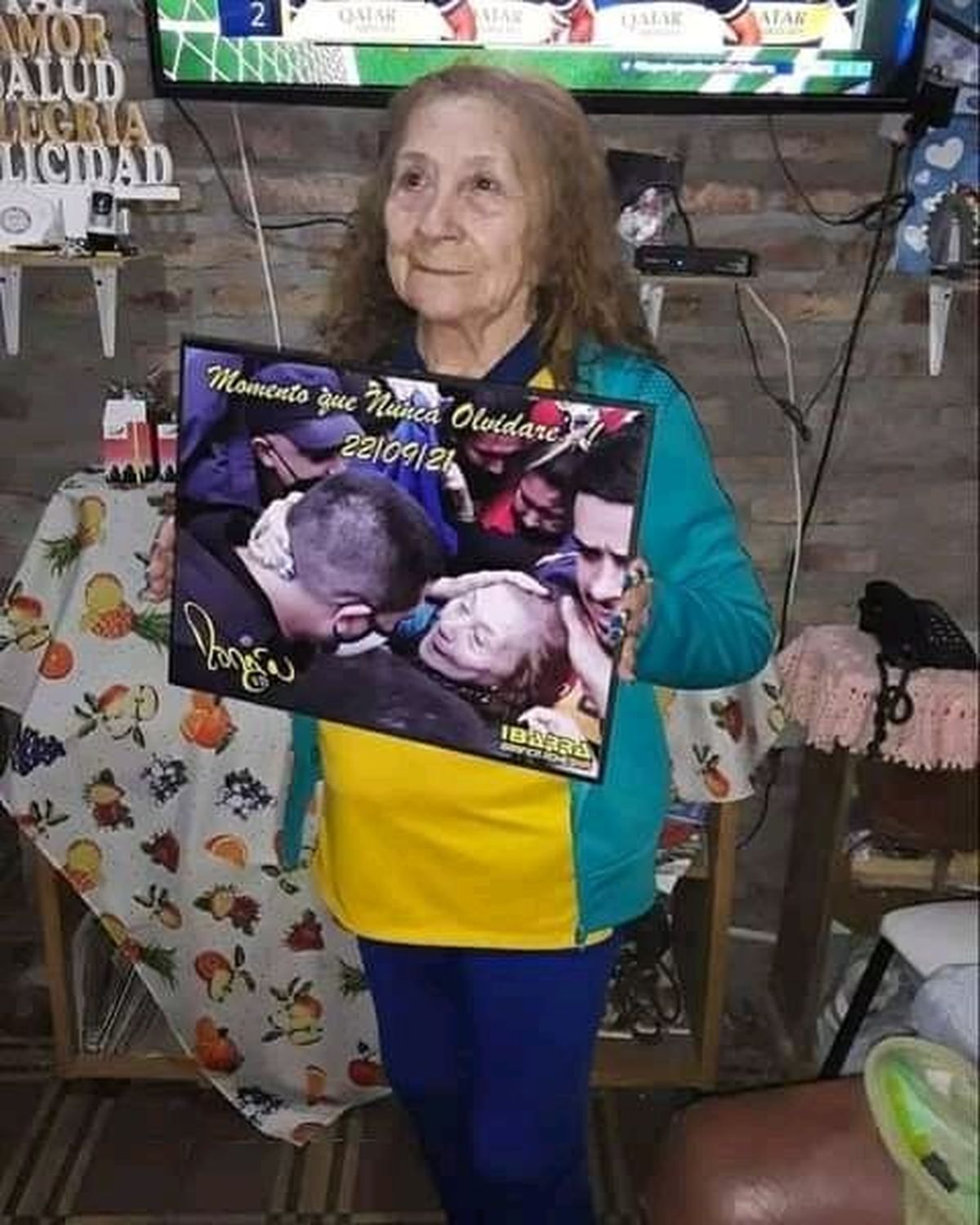 Sara, hincha de Boca, con el recuerdo de su abrazo con Juan Román Riquelme.