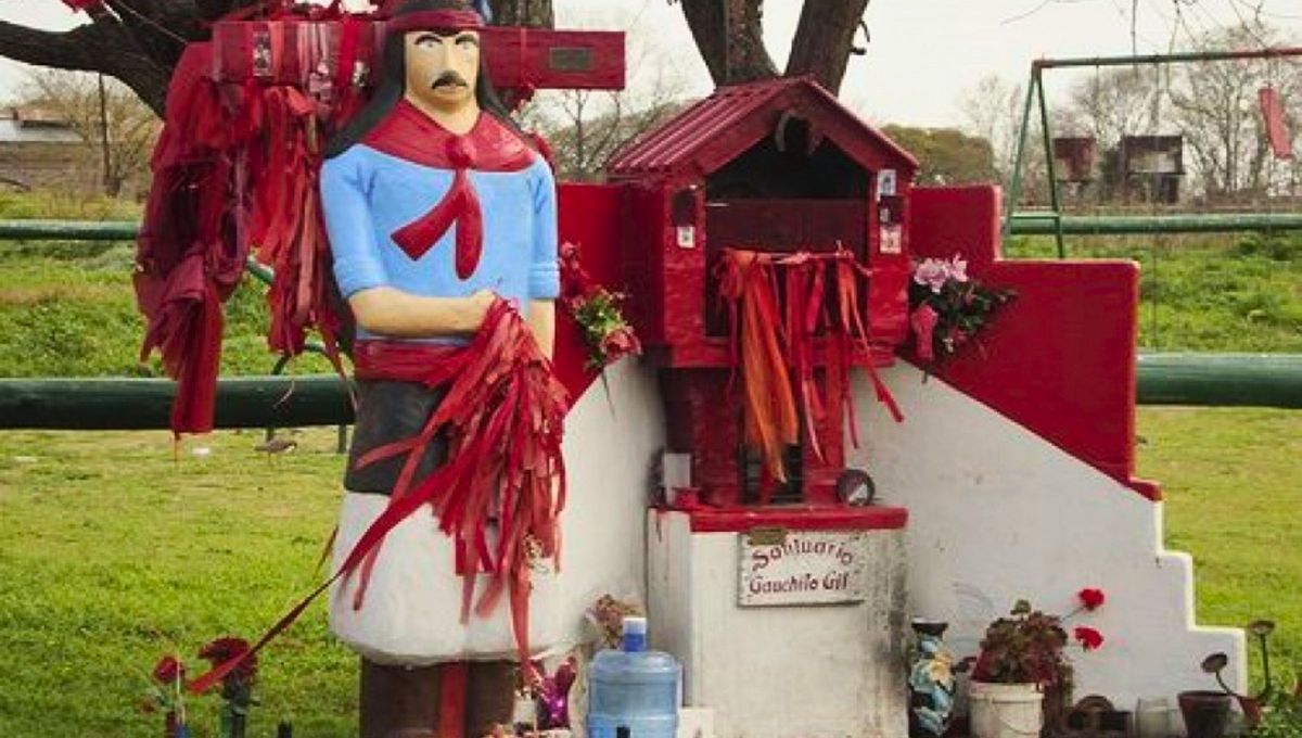 Todos los 8 de enero en cada rincón del país se enciende una vela roja para venerar a este gaucho justiciero y cumplidor que está presente en todos los caminos Todos los 8 de enero en cada rincón del país se enciende una vela roja para venerar a este gaucho justiciero y cumplidor que está presente en todos los caminos