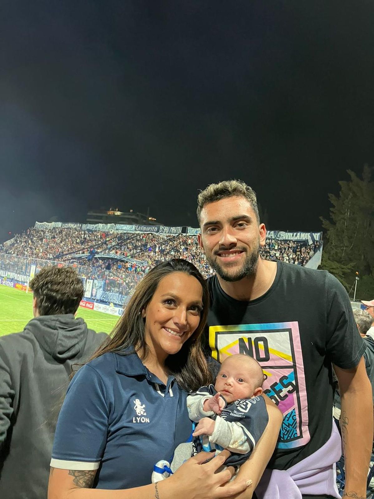 A&ntilde;os atr&aacute;s, la familia alentando a Independiente Rivadavia en el Bautista Gargantini.