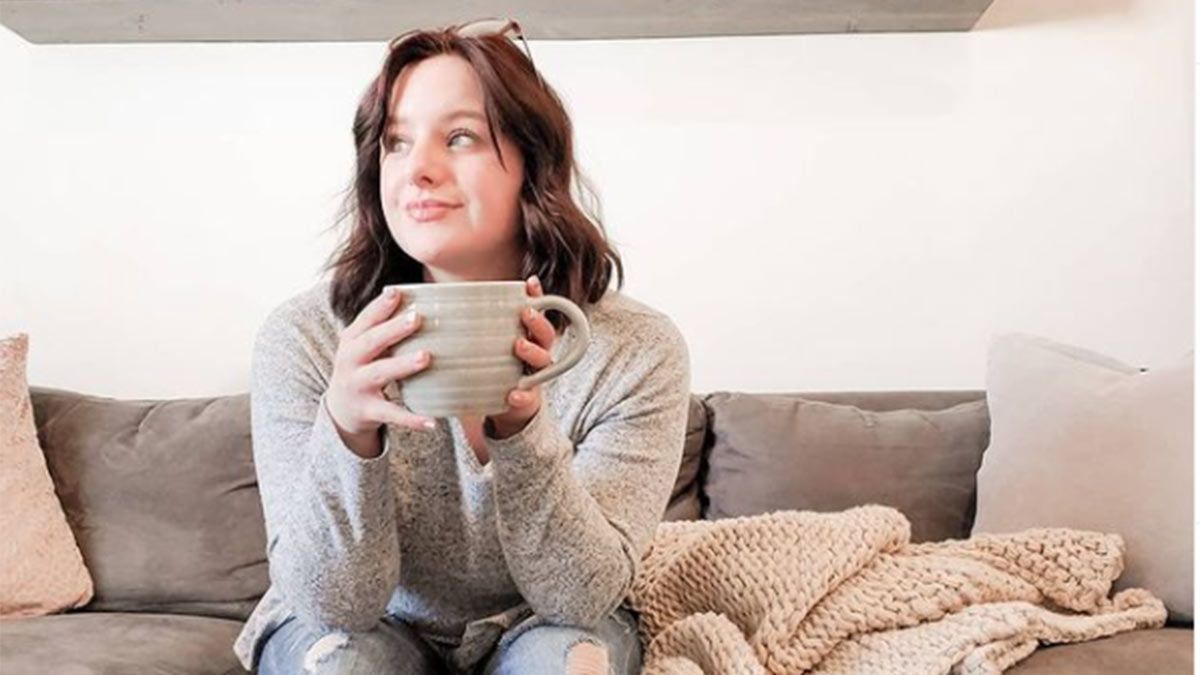 No cree en el feminismo. Tiene 19 años se casó y cree que el feminismo es una broma.