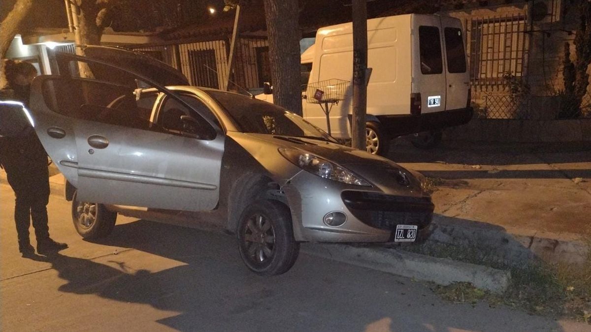 Iban En Un Auto Robado Huyeron Y Chocaron Contra Un Móvil Policial 1074