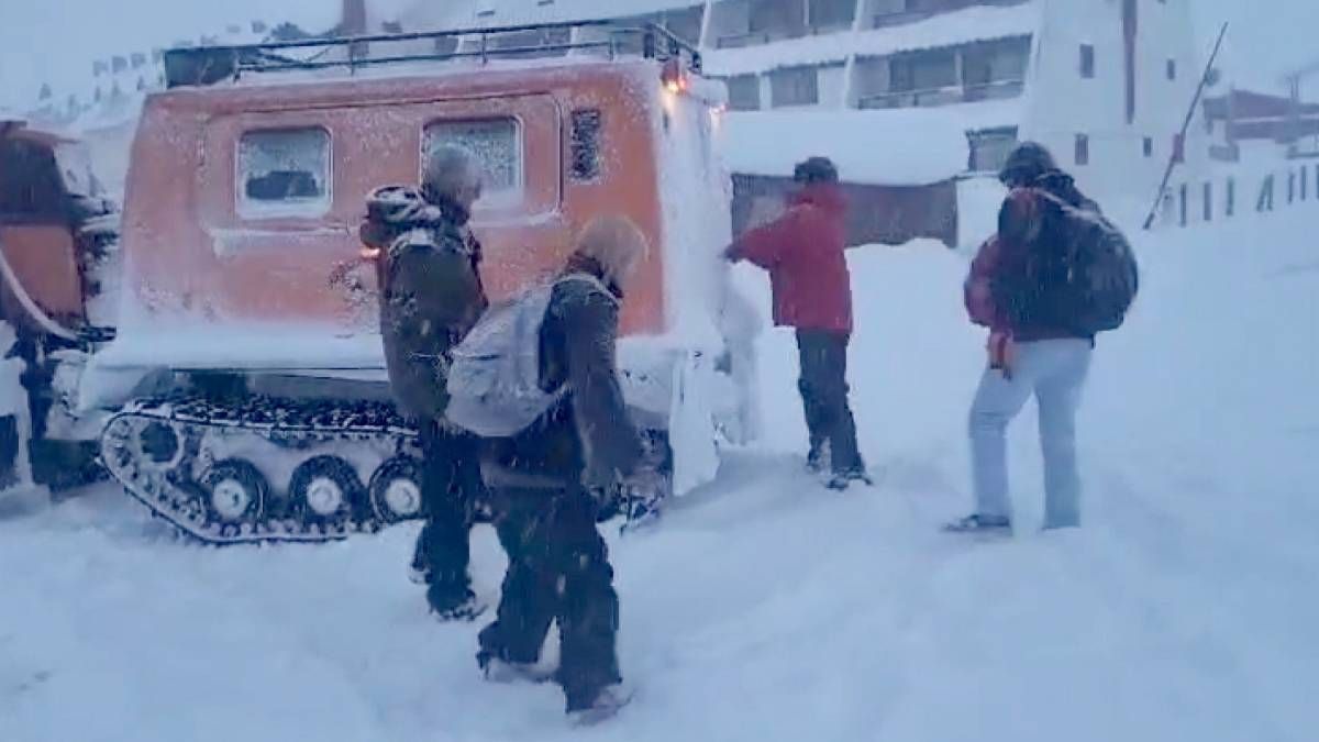 Gendarmería y la Patrulla de Rescate de Mendoza tuvieron que socorrer a turistas que habían quedado aislados por la nieve.