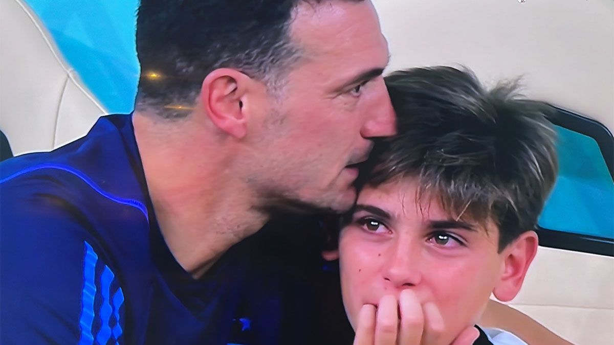 Scaloni abraza a su hijo Ian.