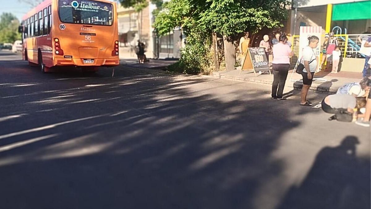 Una mujer de 29 años que viajaba en un colectivo que circulaba con la puerta abierta. Tuvo un golpe fatal al caer contra el asfalto