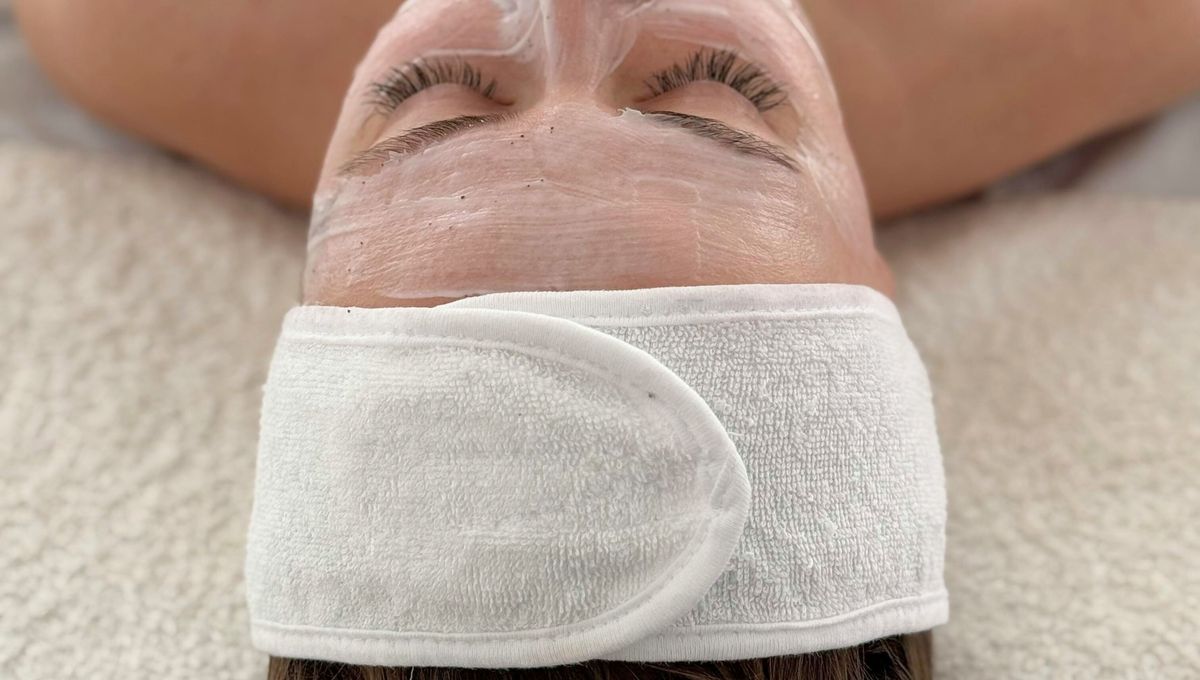 Las vinchas de toalla evitan que ensucies tu pelo durante la skincare. Las vinchas de toalla evitan que ensucies tu pelo durante la skincare. 