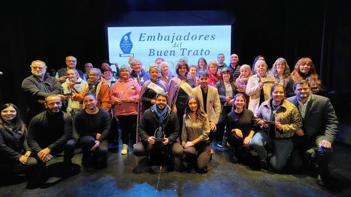 Personas mayores, instituciones públicas y privadas, organizaciones sociales y referentes comunitarios fueron distinguidos por su compromiso con la promoción del buen trato y los derechos de las personas mayores. Personas mayores, instituciones públicas y privadas, organizaciones sociales y referentes comunitarios fueron distinguidos por su compromiso con la promoción del buen trato y los derechos de las personas mayores.