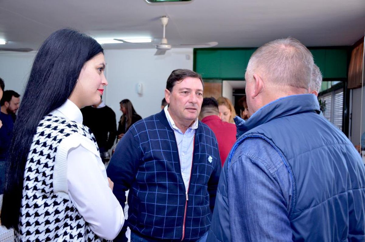 Flor Destéfanis y Omar Parisi en una reunión de campaña.