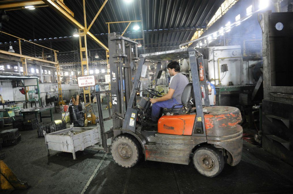 La actividad económica se desplomó un 5,8 por ciento en mayo
