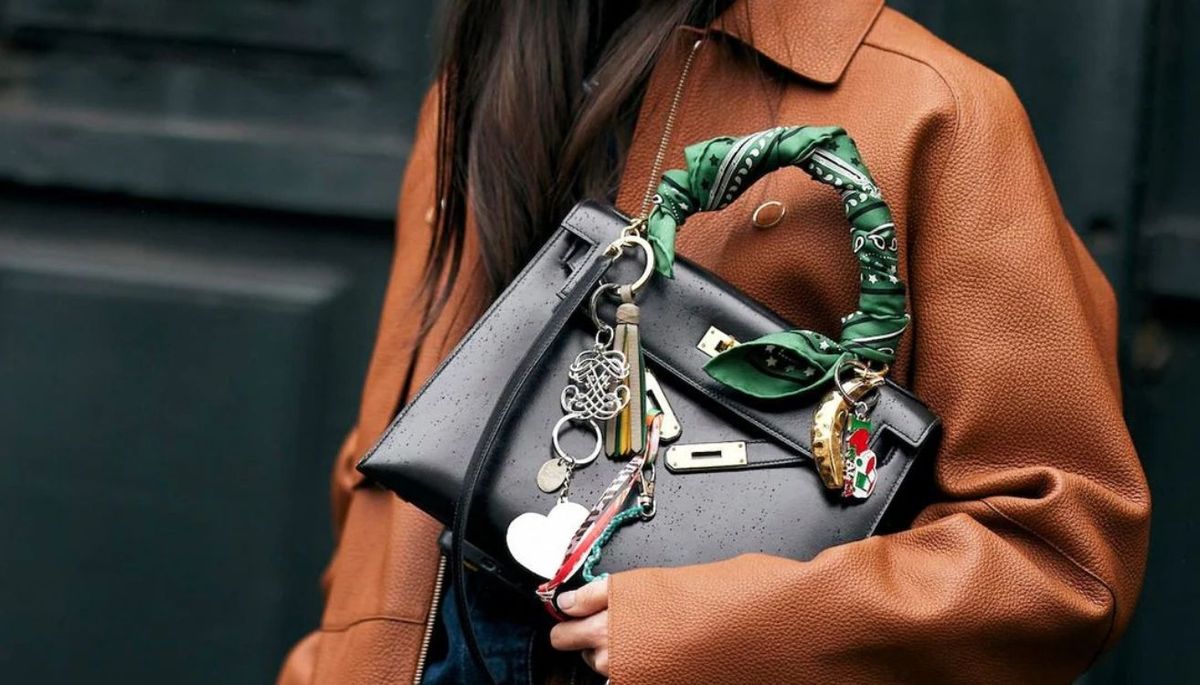 Cómo renovar esa cartera vieja que tienes en casa: 4 ideas económicas para estar a la moda