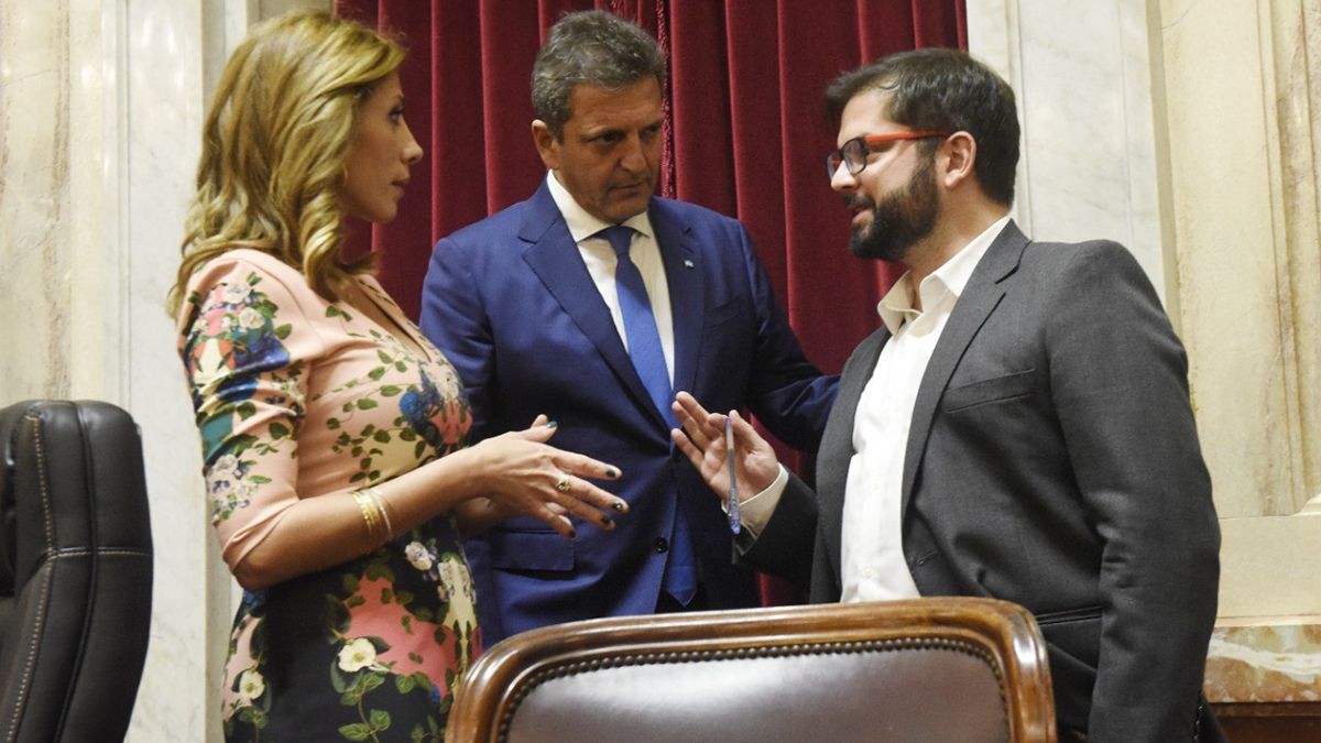 La presidenta provisional del Senado, Claudia Ledesma Abdala, el presidente de la Cámara de Diputados, Sergio Massa y Gabriel Boric.