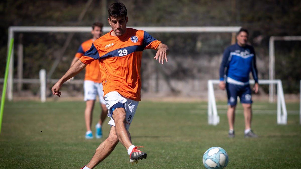 Carlos Pipi Araujo está en acción en su primera práctica en la Lepra.