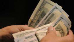 El dólar quebró el piso de banda y el Central compró U$S20 millones