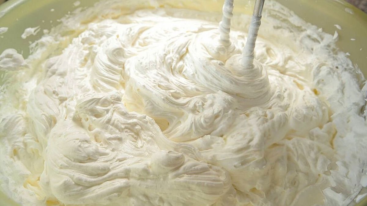 La crema chantilly se puede usar en postres como muffins o tortas, en ensaladas de fruta o para acompañar el café. Foto: iStock. La crema chantilly se puede usar en postres como muffins o tortas, en ensaladas de fruta o para acompañar el café. Foto: iStock.