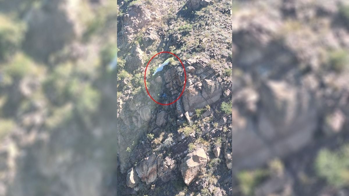 El turista francés se salvó de milagro al quedar su parapente enganchado de una planta en un acantilado de 300 metros de altura en el Cerro Arco. El turista francés se salvó de milagro al quedar su parapente enganchado de una planta en un acantilado de 300 metros de altura en el Cerro Arco.