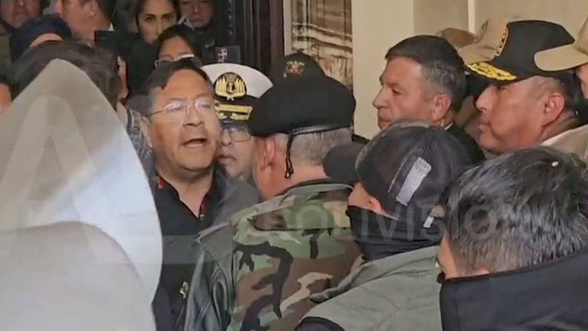 El presidente Luis Arce frente a los militares que intentaron tomar el palacio de Gobierno en La Paz.