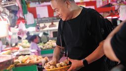 Chen Xiaoqing elige ingredientes en un mercado del área de Chaoshan en la provincia de Guangdong, una escena del documental China Beyond Tastes. PARA USO DE CHINA DAILY