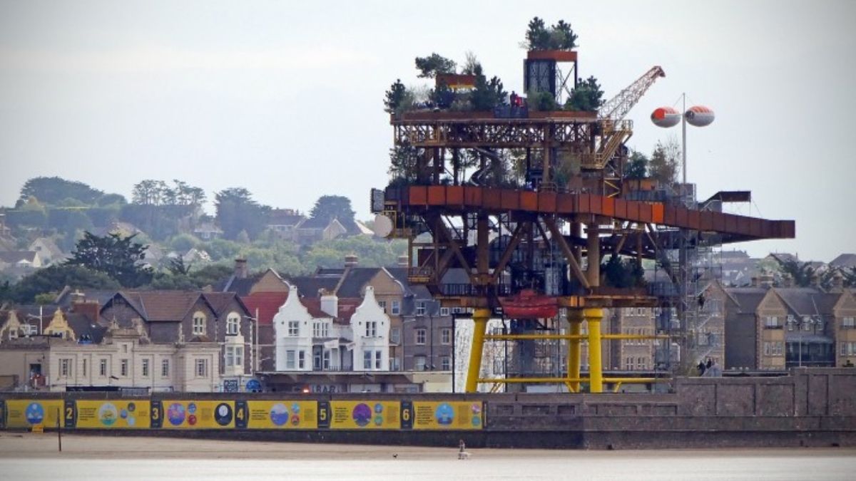 See Monster es una plataforma petrolífera retirada del Mar del Norte. Un proyecto creativo local en el Reino Unido la trasladó a la costa de Somerset y la convirtió en una instalación artística temporal (Imagen: Andrew Gustar / Flickr, CC BY ND) See Monster es una plataforma petrolífera retirada del Mar del Norte. Un proyecto creativo local en el Reino Unido la trasladó a la costa de Somerset y la convirtió en una instalación artística temporal (Imagen: Andrew Gustar / Flickr, CC BY ND)