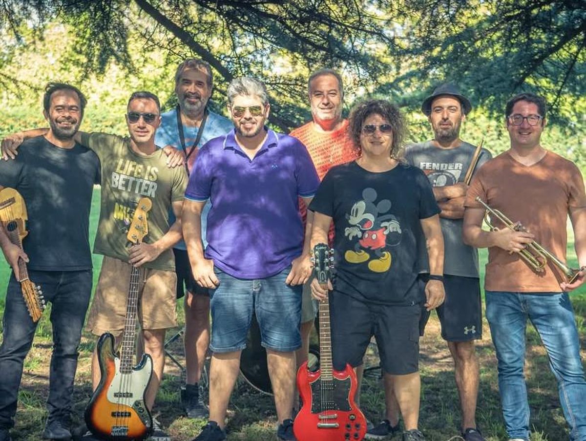 La big band de ska Saltando y Cabeceando que integra el arquitecto junto a amigos de otras profesiones y oficios. La big band de ska Saltando y Cabeceando que integra el arquitecto junto a amigos de otras profesiones y oficios.