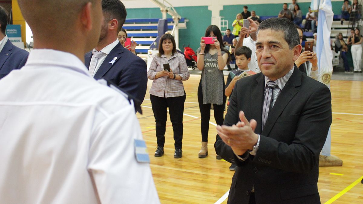 El intendente de General Alvar, Walther Marcolini, saluda a los nuevos integrantes de la Policía de Mendoza.