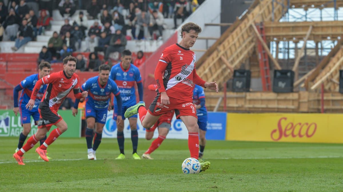 Pío Bonacci se fue con bronca tras el empate del Deportivo Maipú ante Güemes. Foto: Martín Pravata/UNO.&nbsp;