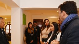El gobernador Alfredo Cornejo y el ministro Tadeo García Zalzar en la apertura de un nuevo hogar de niños en Mendoza.