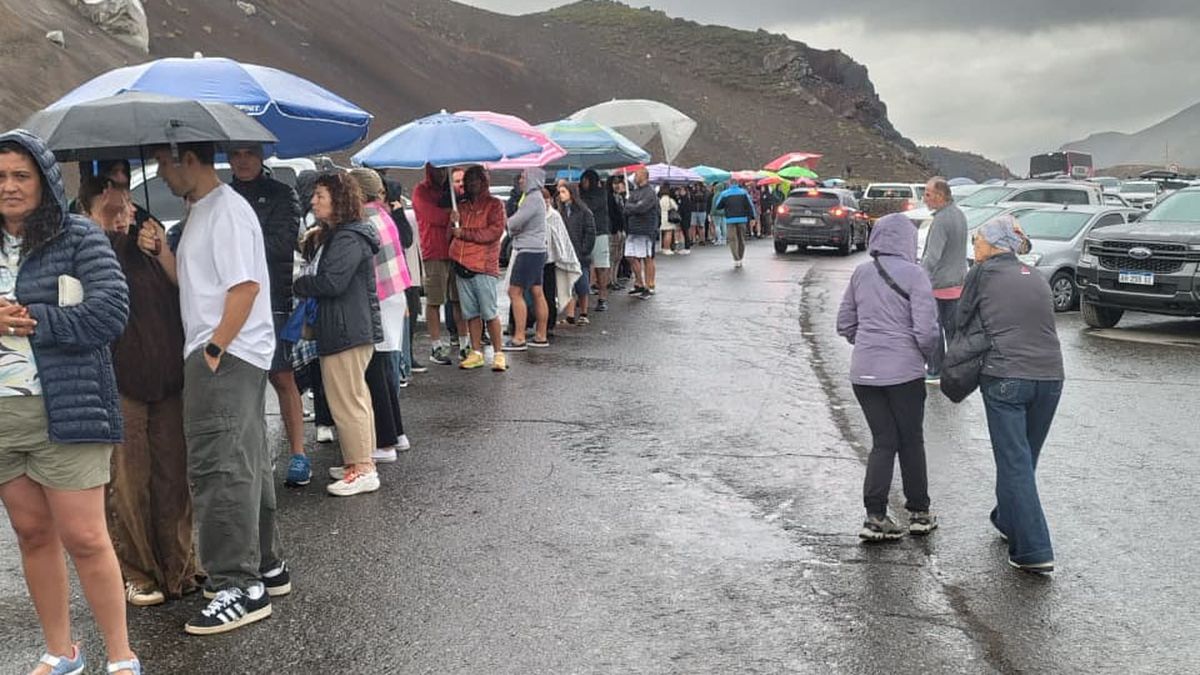Muchos turistas debieron esperar bajo la lluvia para hacer los trámites aduaneros en el paso El Pehuenche, tras el cierre del Paso Cristo Redentor. Muchos turistas debieron esperar bajo la lluvia para hacer los trámites aduaneros en el paso El Pehuenche, tras el cierre del Paso Cristo Redentor.
