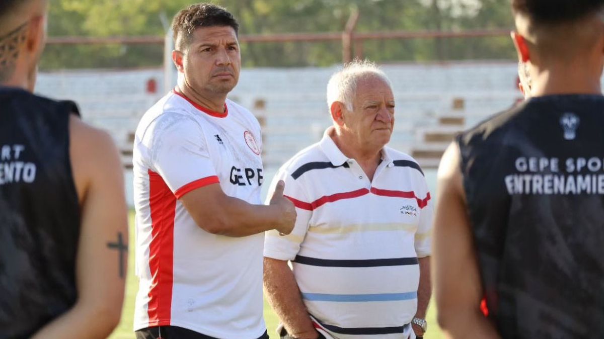 El entrenador de Huracán Las Heras Alejandro Abaurre, sigue al frente del plantel. El entrenador de Huracán Las Heras Alejandro Abaurre, sigue al frente del plantel.