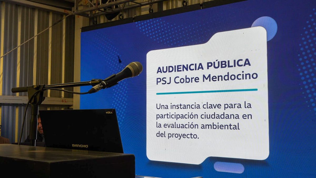 Escenario de la sala de audiencia. Escenario de la sala de audiencia.