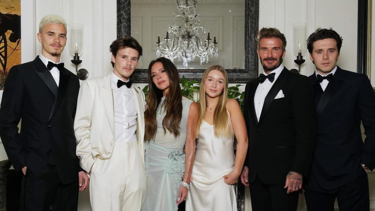 Victoria Beckham junto a su familia con un impactante look. Victoria Beckham junto a su familia con un impactante look.