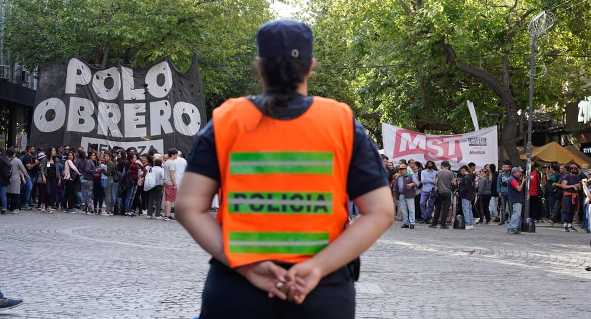 En Mendoza se aplican sanciones a los manifestantes que cortan las calles. En Mendoza se aplican sanciones a los manifestantes que cortan las calles.