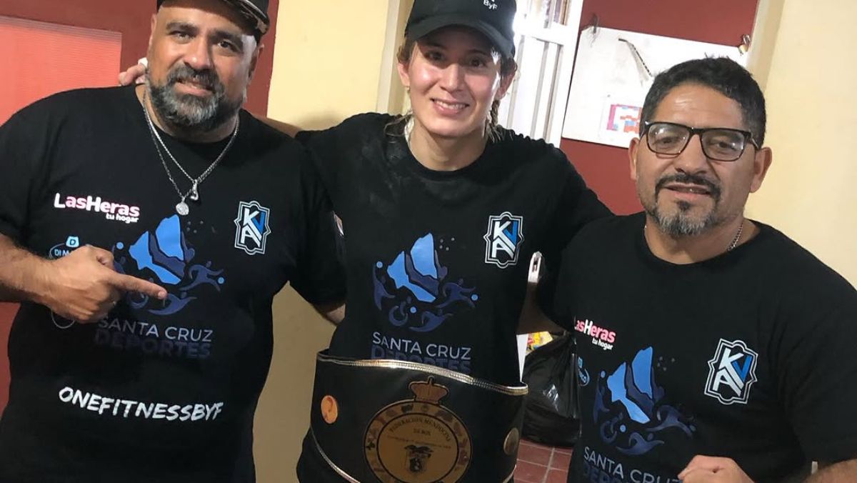 Trío ganador. Al centro posa Karen Vega con su cinturón de campeona superwelter de boxeo profesional de la Federación Mendocina de Box, acompañada de sus entrenadores Pablo Chacón (der.) y su segundo, Armando Andrada.