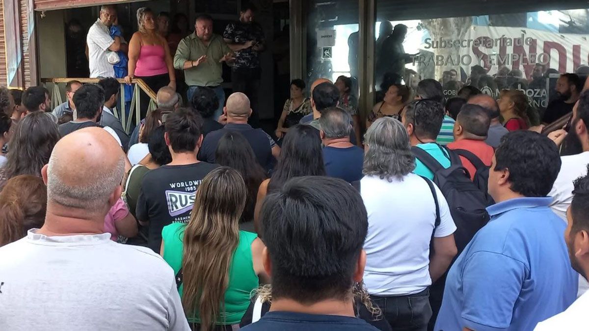 Roberto Marcho les habla a los empleados estatales que lo acompañaron desde la puerta de la Subsecretaríade Trabajo.