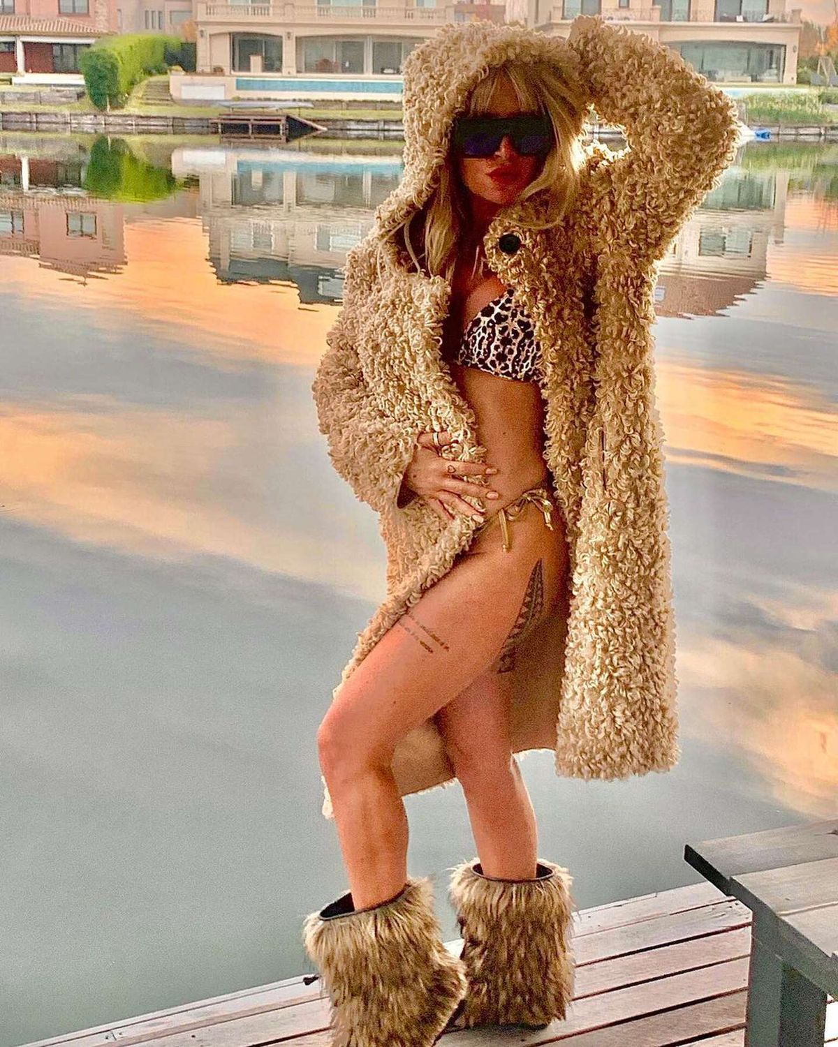 ¡Al límite! Florencia Peña se abrió el tapado y dejó todo a la vista: 