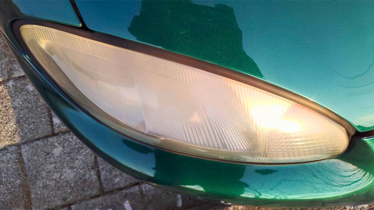 Limpiar y pulir las ópticas del auto es crucial para que queden como nuevas y